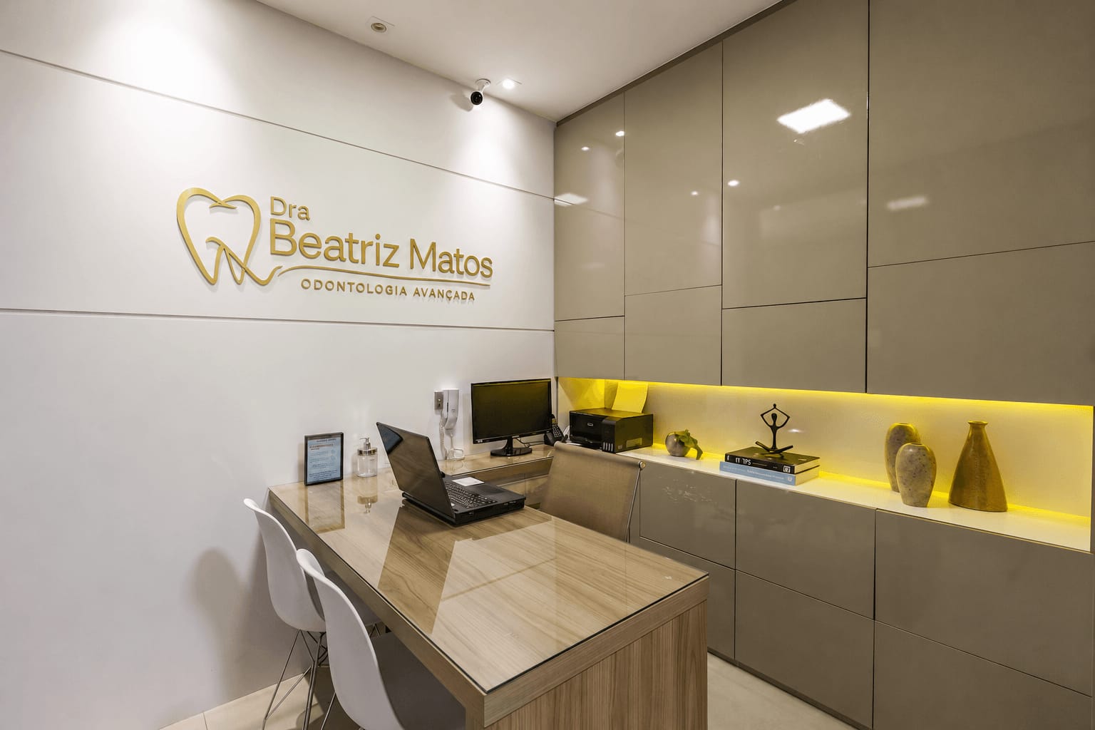 Sala de recepção com o logotipo Dra Beatriz Matos na parede